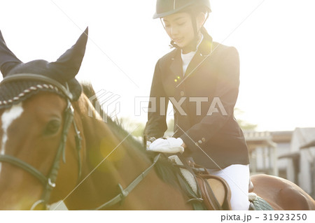 乗馬する女性 31923250
