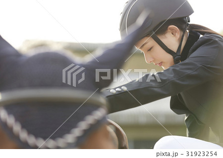 乗馬する女性 31923254