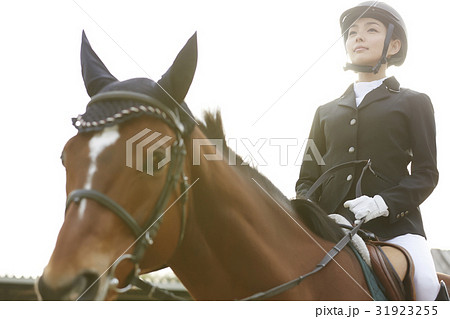 乗馬する女性 31923255