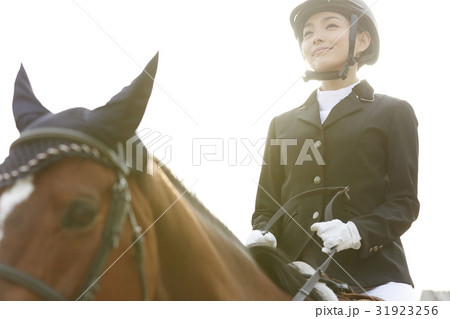 乗馬する女性 乗馬する女性 31923256