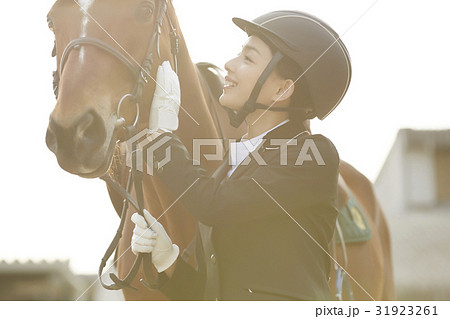 乗馬クラブ　馬と女性 31923261