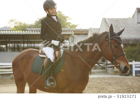 乗馬する女性 31923271