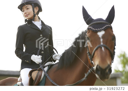 乗馬する女性 31923272