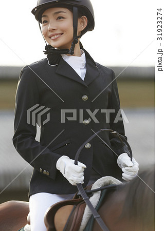 乗馬する女性 31923274