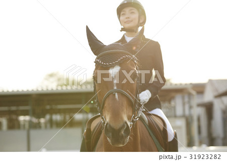 乗馬する女性 31923282