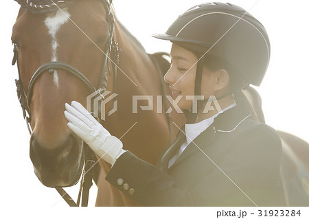 乗馬クラブ　馬と女性　スキンシップ 31923284