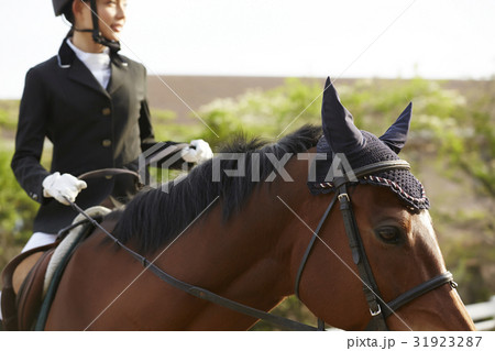 乗馬する女性 31923287