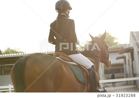 乗馬する女性 乗馬する女性 31923288