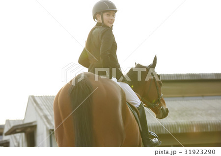 乗馬する女性 乗馬する女性 31923290