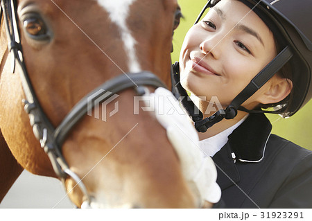 乗馬クラブ 馬と女性 スキンシップ 乗馬クラブ 馬と女性 スキンシップ 31923291