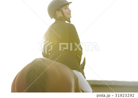 乗馬する女性 乗馬する女性 31923292