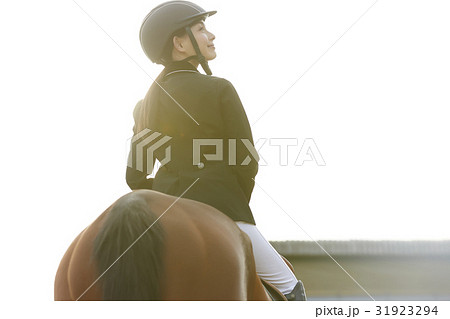 乗馬する女性 31923294