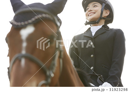 乗馬する女性 31923298
