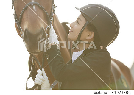 乗馬クラブ　馬と女性　スキンシップ 31923300