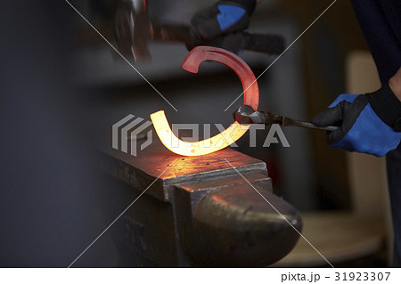蹄鉄作り 31923307