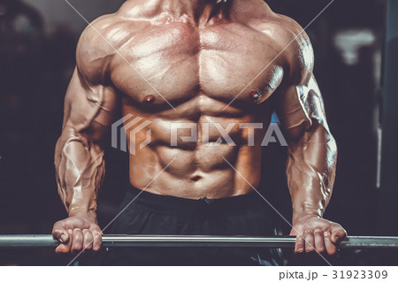 Caucasian sexy fitness model in gym close up abs. 31923309