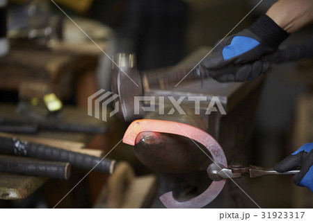 蹄鉄作り 31923317