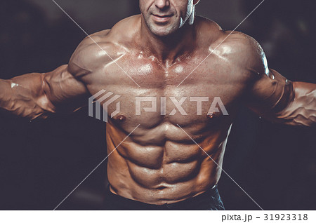 Caucasian sexy fitness model in gym close up abs. 31923318