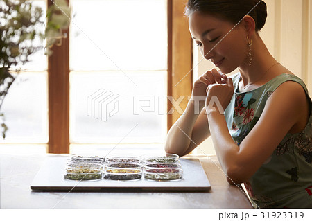 お茶を楽しむ女性 31923319