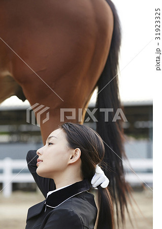 乗馬クラブ　馬と女性 31923325