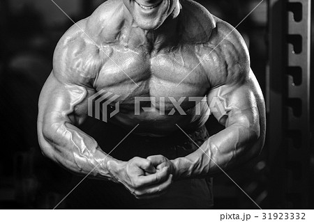 Brutal caucasian handsome fitness men on diet training chest pum Brutal caucasian handsome fitness men on diet training chest pum 31923332