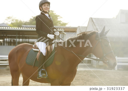 乗馬する女性 31923337
