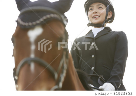 乗馬する女性の写真素材 [31923352] - PIXTA