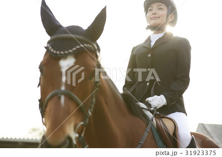 乗馬する女性 31923375