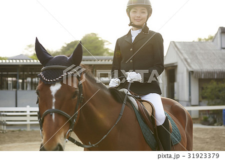 乗馬する女性 乗馬する女性 31923379