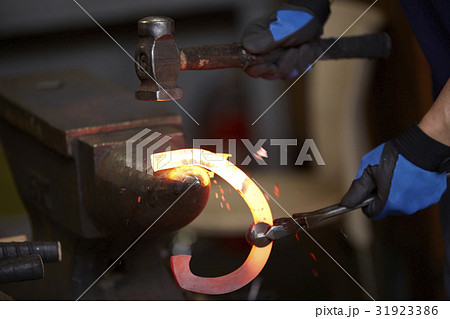 蹄鉄作り 31923386