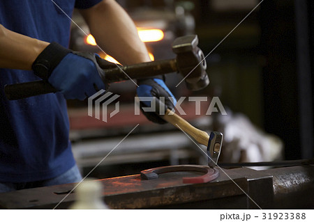 蹄鉄作り 31923388