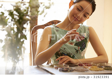 お茶を楽しむ女性 お茶を楽しむ女性 31923391