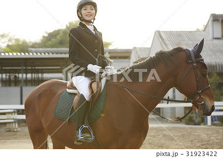 乗馬する女性 31923422
