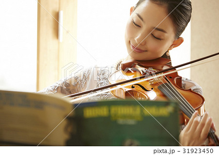 バイオリンを弾く女性 31923450