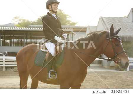 乗馬する女性 31923452