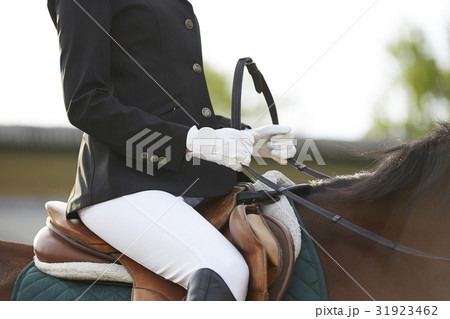 乗馬する女性 乗馬する女性 31923462