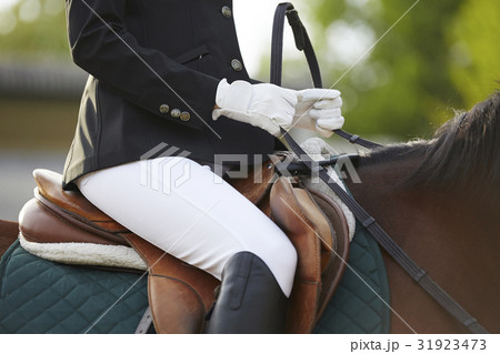 乗馬する女性 乗馬する女性 31923473