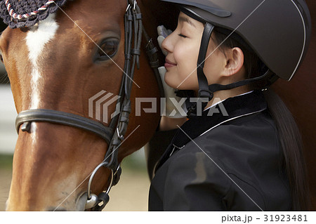 乗馬クラブ 馬と女性 スキンシップの写真素材