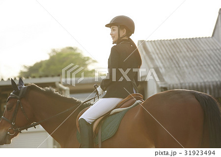 乗馬する女性 乗馬する女性 31923494