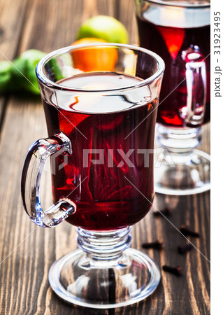 Mulled wine in the glasses Mulled wine in the glasses 31923495
