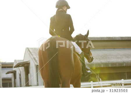 乗馬する女性 乗馬する女性 31923503