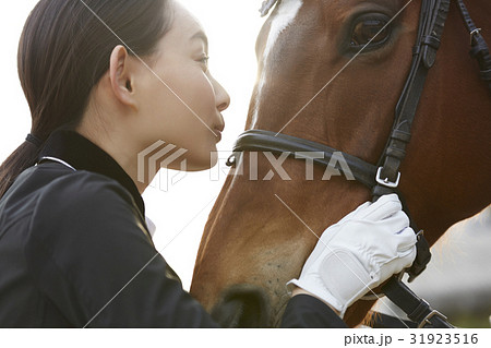 乗馬クラブ 馬と女性 スキンシップの写真素材