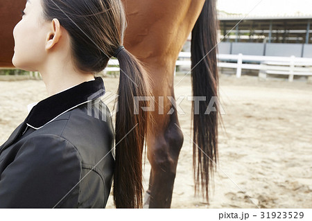 乗馬クラブ 馬と女性の写真素材