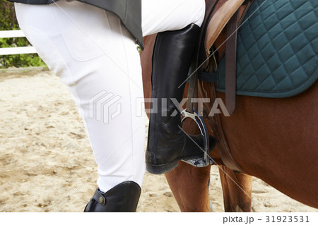 乗馬する女性 乗馬する女性 31923531