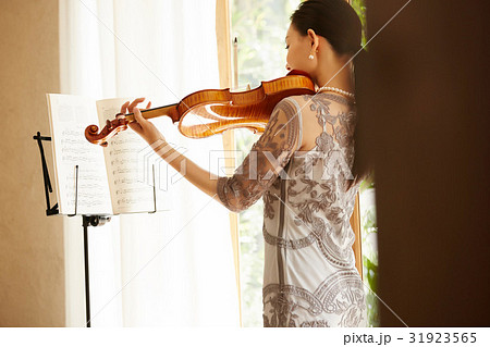 バイオリンを弾く女性の写真素材 [31923565] - PIXTA