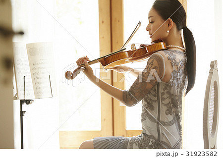バイオリンを弾く女性の写真素材