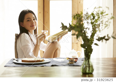 ティータイム 読書する女性 ティータイム 読書する女性 31923625