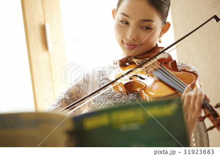 バイオリンを弾く女性 バイオリンを弾く女性 31923683