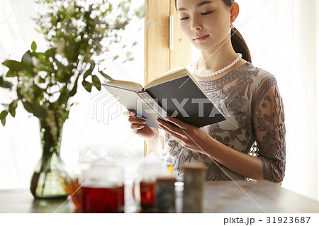 ティータイム　読書する女性 31923687