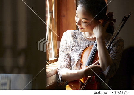 バイオリンと女性 31923710